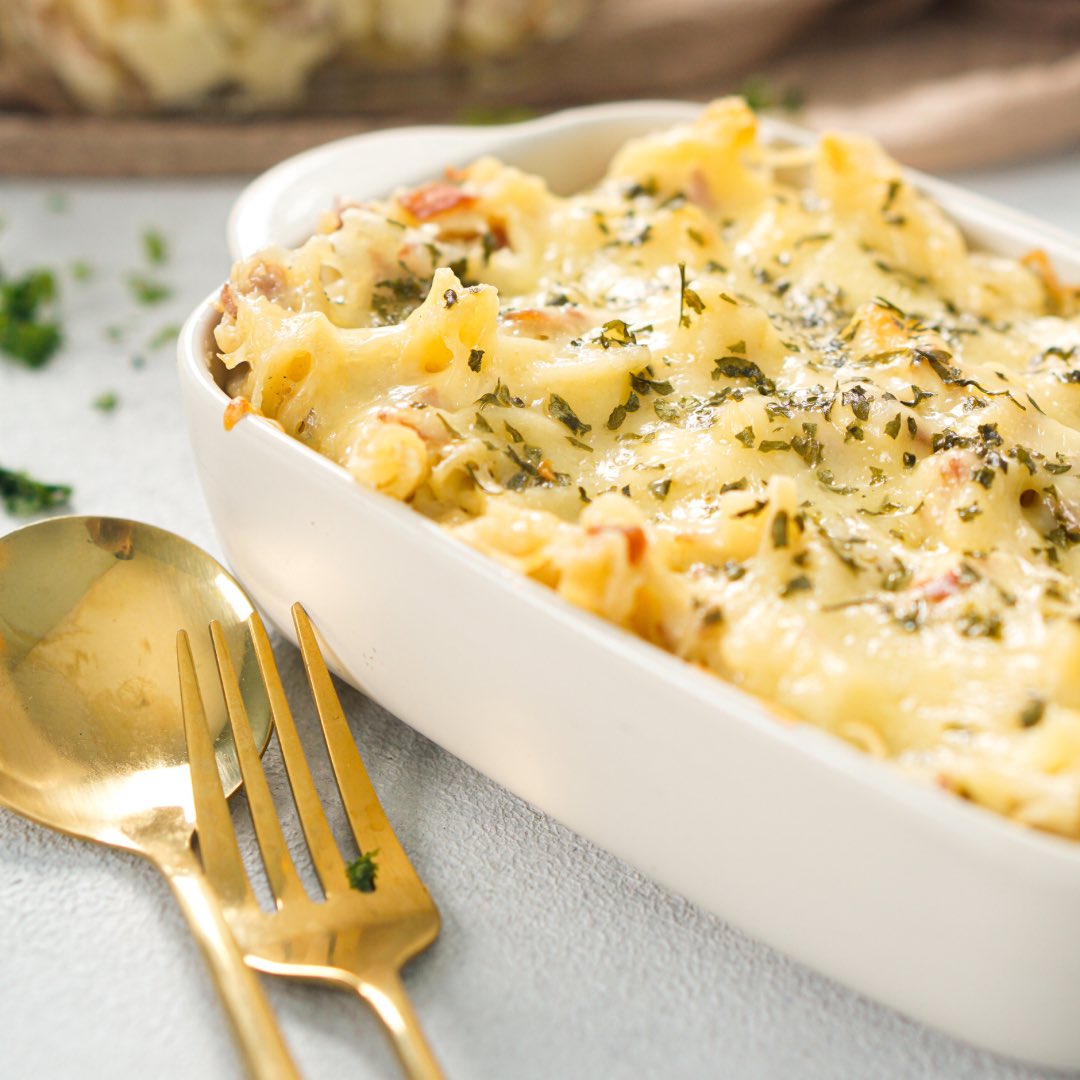 eatsimple_x's tweet photo. Resep Macaroni Schotel 🥧🧀

Bahan:

- 200 gram macaroni
- 250 gram daging sapi cincang (opsional)
- 1 bawang bombay, cincang halus
- 2 siung bawang putih, cincang halus
- 1 wortel, dipotong dadu kecil
- 100 gram keju cheddar parut
- 2 butir telur
- 200 ml susu cair
- 2 sendok makan tepung terigu
- 2 sendok makan mentega
- Garam dan merica secukupnya
- Parsley secukupnya 
- Minyak sayur untuk menumis

Cara membuat:

1. Rebus macaroni hingga matang sesuai petunjuk pada kemasan. Tiriskan.

2. Panaskan mentega dan minyak sayur di dalam wajan. Tumis bawang bombay dan bawang putih hingga harum.

3. Masukkan daging sapi cincang, tumis hingga berubah warna.

4. Tambahkan wortel, aduk hingga wortel menjadi sedikit lunak.

5. Bubuhi dengan garam dan merica secukupnya. Aduk dan angkat dari api, sisihkan.

6. Dalam mangkuk terpisah, kocok telur dan susu cair hingga tercampur rata. Tambahkan tepung terigu, aduk hingga mengental tidak bergerindil.

7. Campurkan macaroni yang telah direbus, campuran daging sapi, setengah bagian keju cheddar parut, dan setengah adonan telur dan susu lalu aduk rata. Tata sesuai selera ke dalam loyang yang telah diolesi mentega. Lalu tambahkan sisa adonan telur dan susu diatasnya.

9. Taburkan sisa keju cheddar parut dan parsley sesuai selera di atas permukaan macaroni.

10. Panggang dalam oven yang sudah dipanaskan pada suhu 180°C selama 25-30 menit atau hingga permukaan keju kecokelatan. (Tingkat kematangan sesuai selera)

11. Setelah matang, angkat dan biarkan sebentar sebelum dimakan. Sajikan dengan saus tomat atau saus pedas. Selamat mencoba!

Thanks 𝕏 #eatsimple