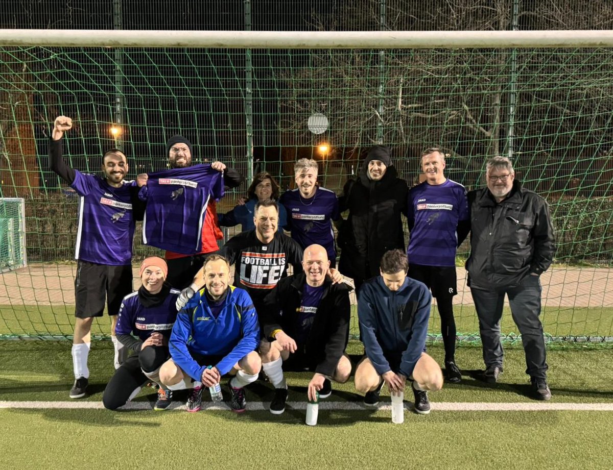 Gaaaanz knapp fast Unentschieden: <a href="/tazgezwitscher/">taz</a> Panter FC beim Saisonauftakt der Medienliga 2:3 (1:2) gegen den Weltkonzern <a href="/RTL_com/">RTL</a>