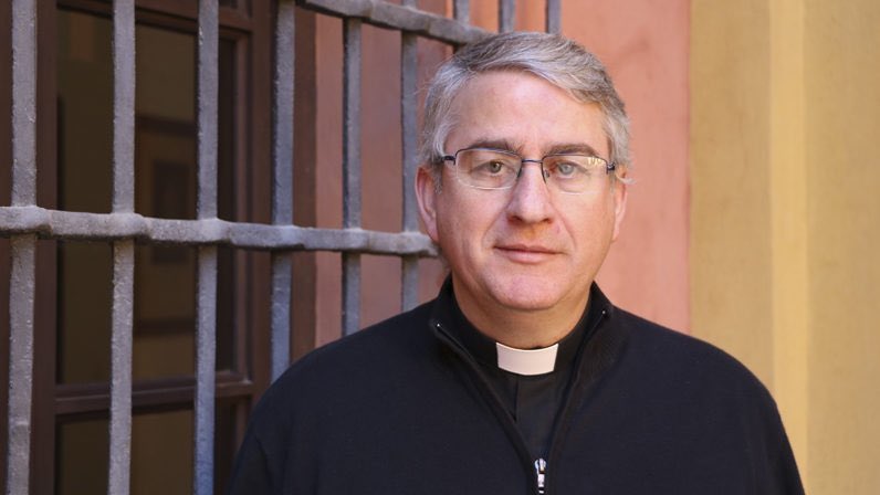 PSanRoqueSev's tweet photo. Con motivo de la festividad de San José, queremos felicitar a los seminarios, los padres de familia y a todos los que lleváis el nombre del Santo custodio de la Sagrada Familia, en especial a @ArzobispoSaiz, nuestro párroco D. José Ángel Martín y Sacristán José Manuel Fernández https://t.co/RF1LilHfFp