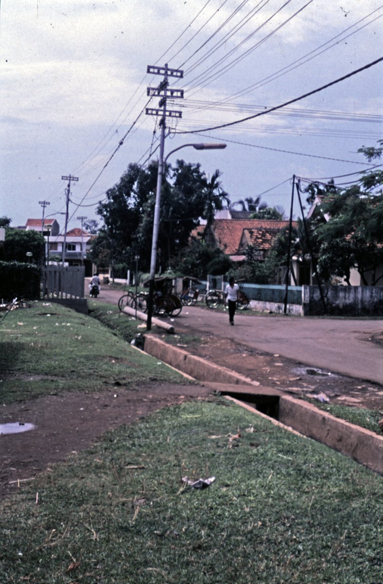 potolawas's tweet photo. Straat in Tomang Barat te Jakarta, circa 1986.
Creator/other: Steijlen, Fridus
#potolawasjakarta #tomang #jakarta #dkijakarta https://t.co/ZeZHeX8gSX