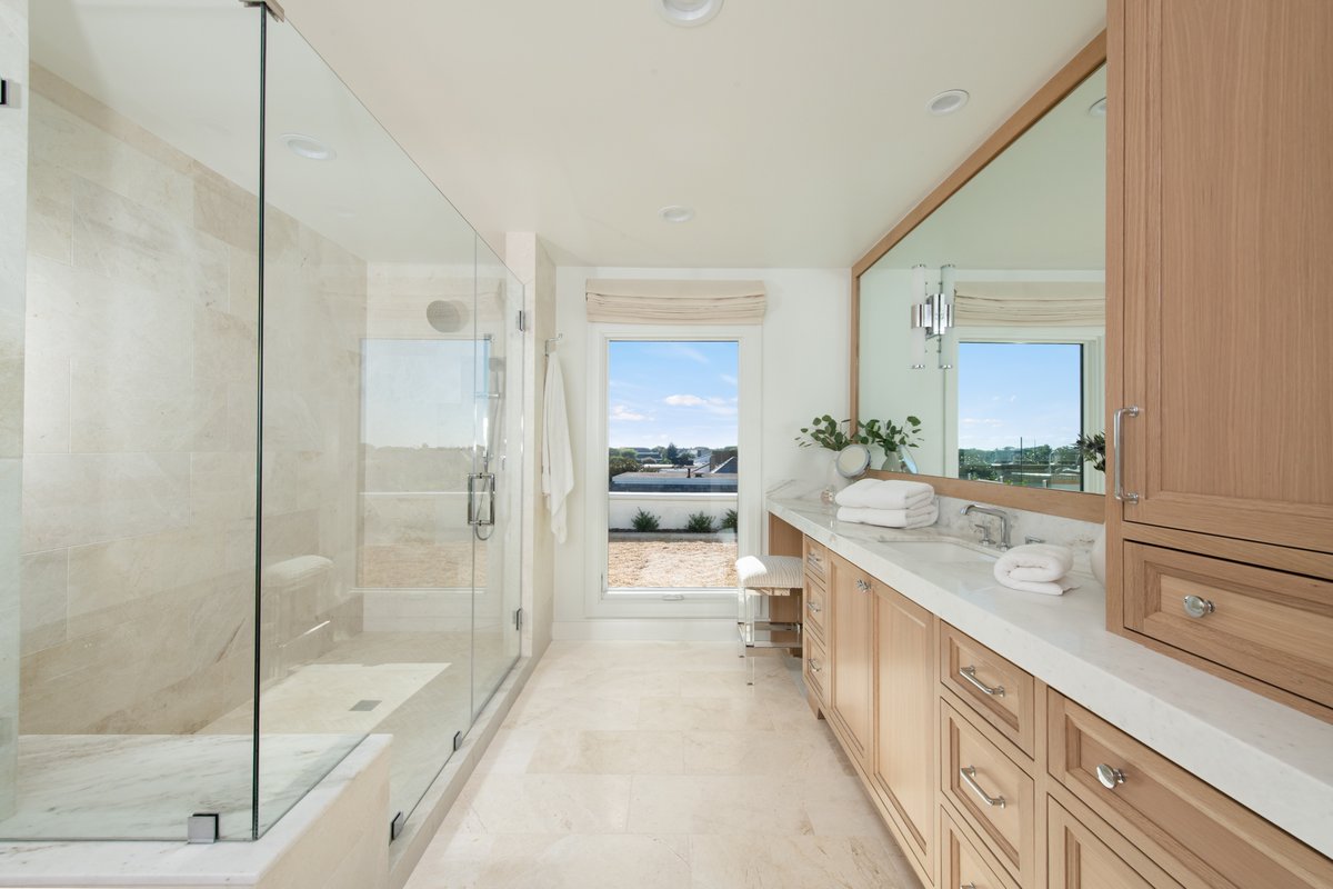 Marble tile floors, bright white walls, and a remarkable custom-built vanity are just a few reasons to fall in love with our #niguelshores master bathroom.
📷: @leighannrowe