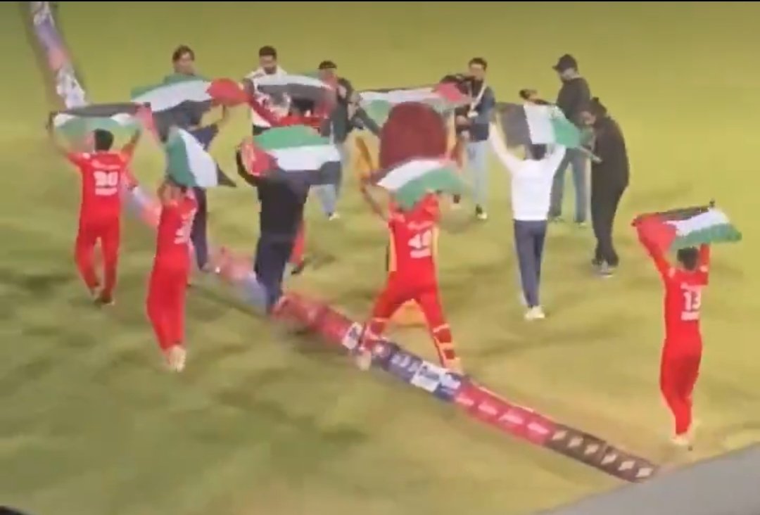 Islamabad United players displaying the Palestine flag after their PSL 9 tournament win #PSLFinal #Cricket