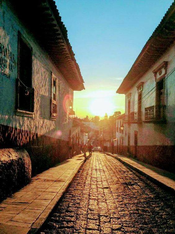 ¡Hermoso amanecer en el #PuebloMágico de Pátzcuaro, Michoacán! ❤️