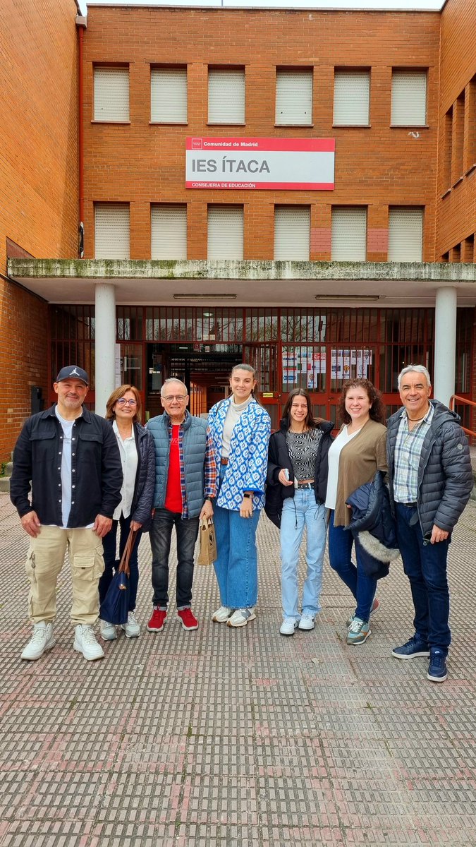 manolendam's tweet photo. Volver a las aulas de los #colegios y hablar con alumn@s de 15 años sobre #Prevención cardiovascular ha sido una experiencia inolvidable. El grupo de #PacientesExpertosHUFA2019 ha cumplido su compromiso
Gracias enfermeras #CS Miguel Servet, profesores #ITACA
#NtraSraRemedio https://t.co/R3d1HrbGPl
