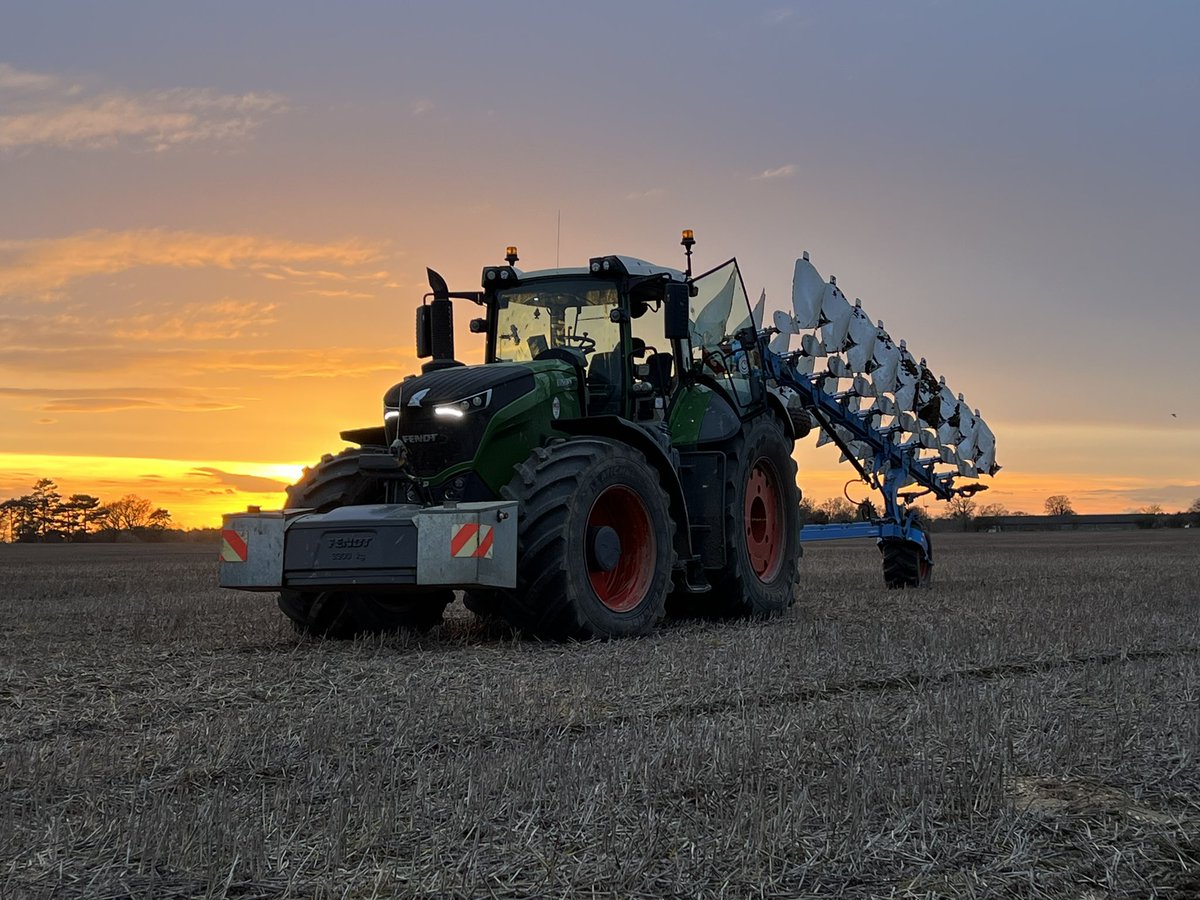fleming_duncan's tweet photo. Good to get the wheels turning again getting some more onions in the ground, many thanks to @ErnestDoeSons for the demonstrator plough. 🧅🧅 https://t.co/EuAwKUK4tX