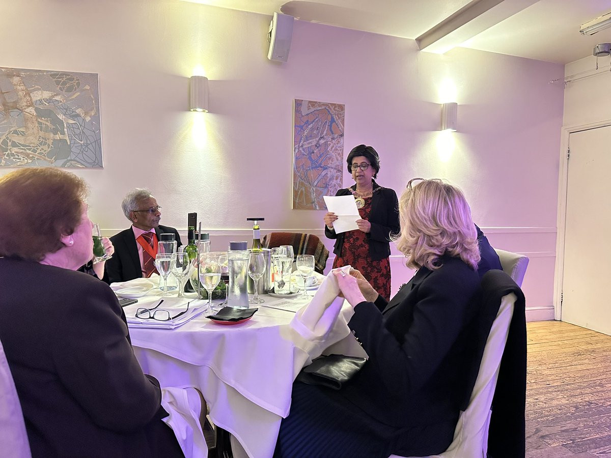 UKCypriotFed's tweet photo. Warm &amp; friendly civic dinner hosted by @mayorofbarnet to welcome visiting Councillor delegation from #Morphou Municipality; reinforced and strengthened strong bonds between twinned @BarnetCouncil &amp; Morphou 🇬🇧🤝🇨🇾 https://t.co/ck5vadl3KI