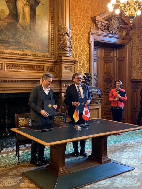 Today, Minister Jonathan Wilkinson and German Vice Chancellor Robert Habeck landed an agreement to secure early market access for clean Canadian hydrogen. Learn more: ow.ly/wS3m50QW01X