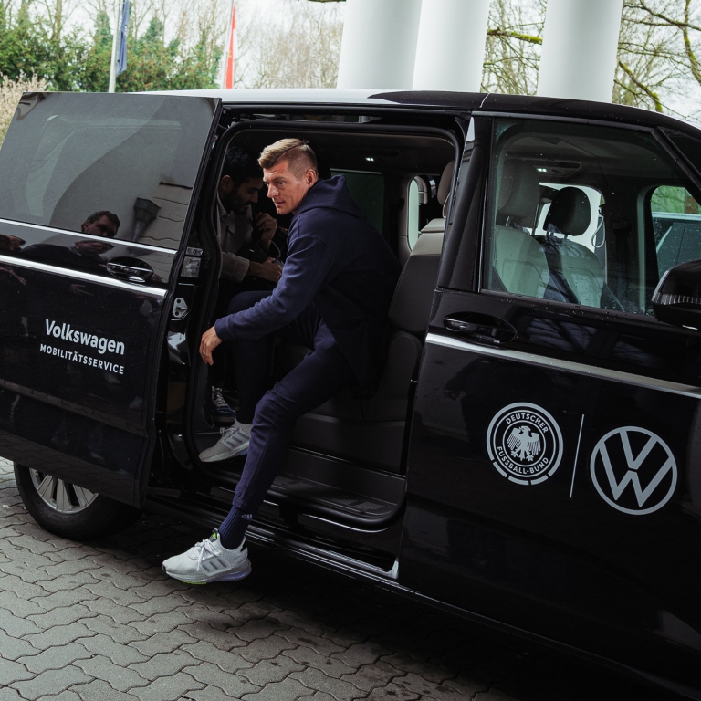 InvictosSomos's tweet photo. Y un día, después de casi 3 años de ausencia, Toni Kroos volvió a la Selección de Alemania. SONRÍE EL FÚTBOL.