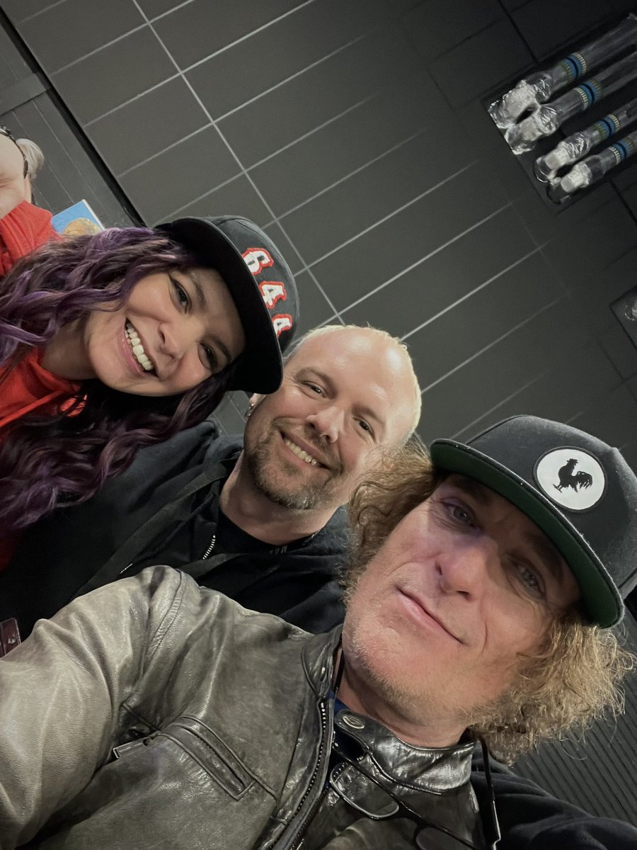 One year ago I wore matching hats with @KimFCoates, plotted the downfall of some wrestlers with @TommyFlanagan, didn’t fucking smile with @markboonejunior & met the most famous guy at the con @thedemondj Not bad for a weekend in Aberdeen, we should do that again some time 🤘🏽