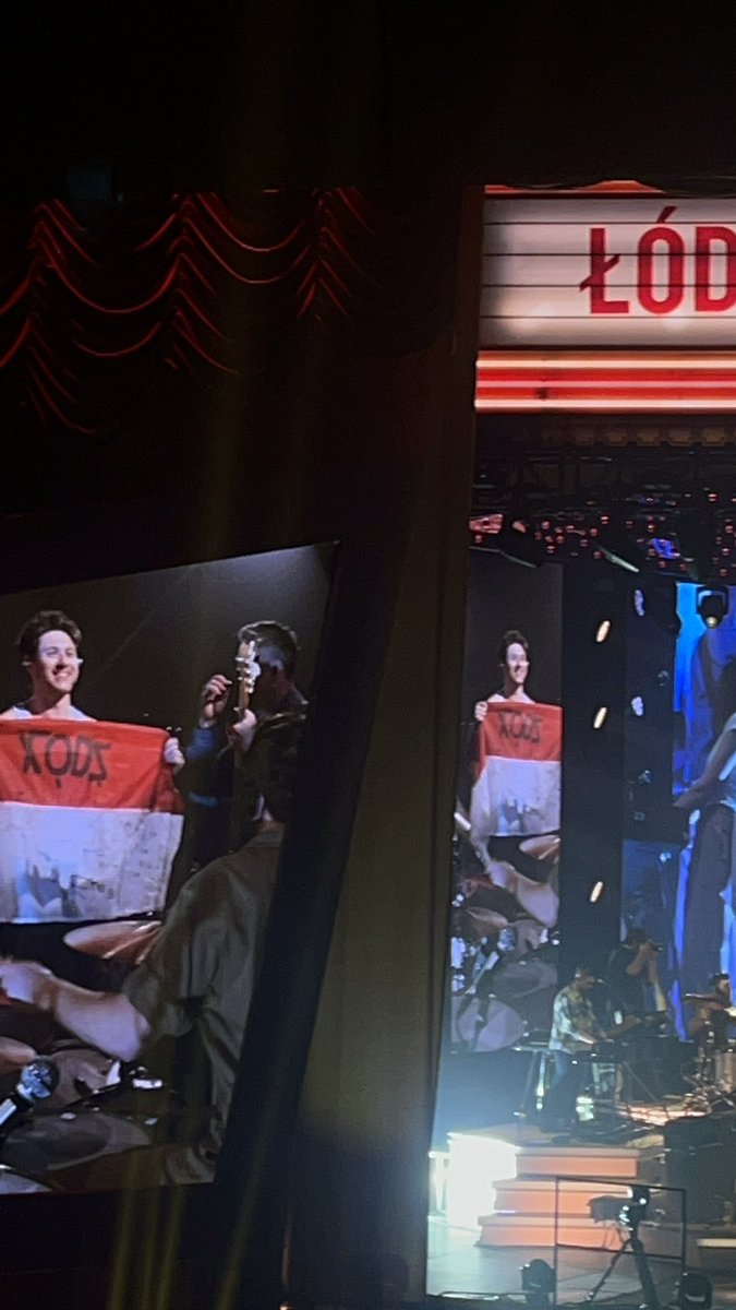 28oopsiloveh's tweet photo. piekny niall i flaga indonezji 😭😭 #theshowliveontourłodź https://t.co/iqDhf6lWmR