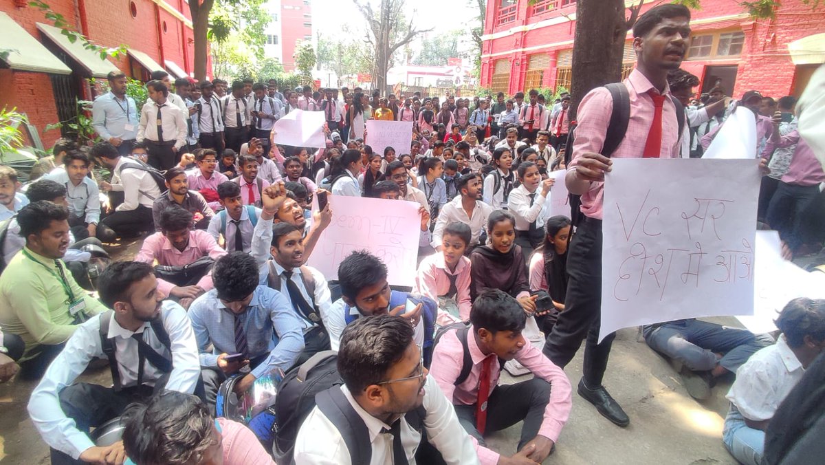 AnwarSahjeb's tweet photo. #ranchiuniversity अपने ही बातों से बार बार मुकर जा रही है , हम स्टूडेंट्स को केवल भटकाने की काम कर रही है , यूनिवर्सिटी अपनी गलती को मानने को तैयार ही नहीं है। @ZeeBiharNews @DC_Ranchi @ChampaiSoren #student #protest  #ranchiuniversity #cm #pmoindia @narendramodi https://t.co/6ExaT4Lc97