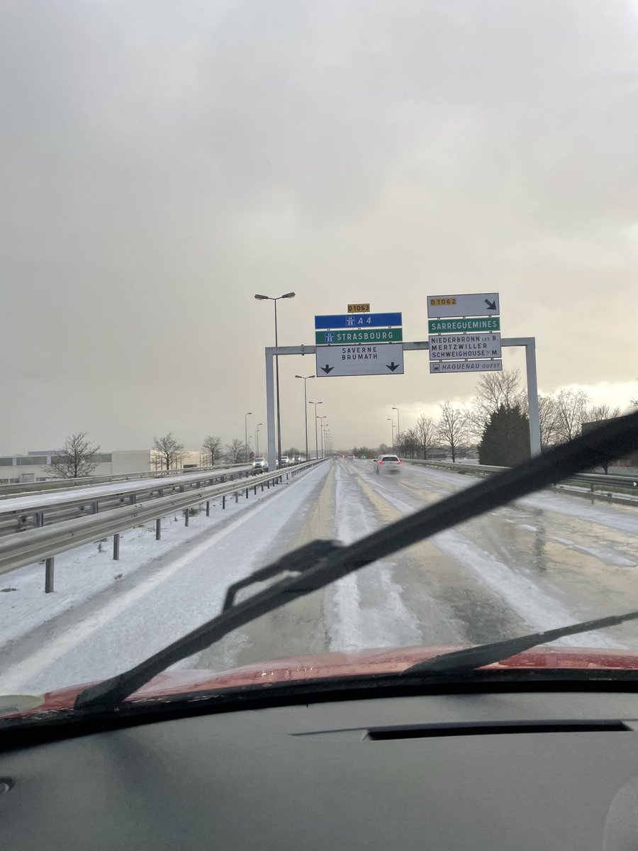 msa6768's tweet photo. Prudence actuellement dans le Nord du Bas-Rhin et plus particulièrement au nord de @strasbourg vers le secteur @VilledeHaguenau où un orage est en cours. Grêle et intense activité électriques sont recensées.
D'autres orages localisés restent possibles sur la région.
#meteo67 https://t.co/Y27nPvaYY5