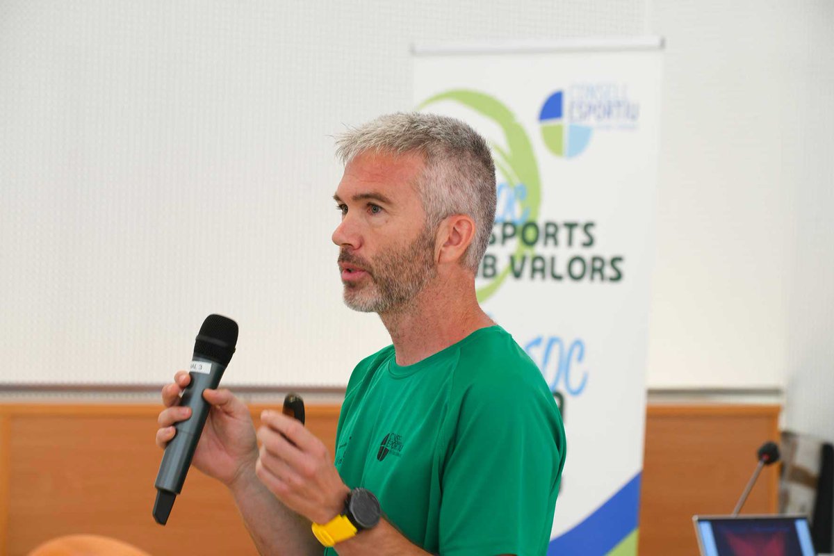 Escuadron9A's tweet photo. Avui ha vingut a classe Josep Maria Piulachs @jmpiulachs, professor d’educació física i integrant del #EFteam.

Ens ha mostrat un video d’uns alumnes seus fent acrosport i ens ha demanat que els puntuessim sense fer cap pregunta.

En veure els resultats hem quedat impactats!

1/2 https://t.co/s7YkHUA9FS