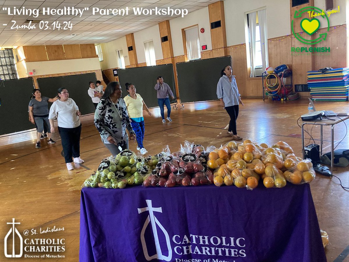 CCDOM1's tweet photo. Parents of the children at the YES Early Learning Center at St. Ladislaus were invited to participate in an event called, "Living Healthy."
The importance of eating well was discussed, followed by some Zumba! Thank you @we_replenish for the apples and oranges!
#ccdom https://t.co/jA3QwOKgIt
