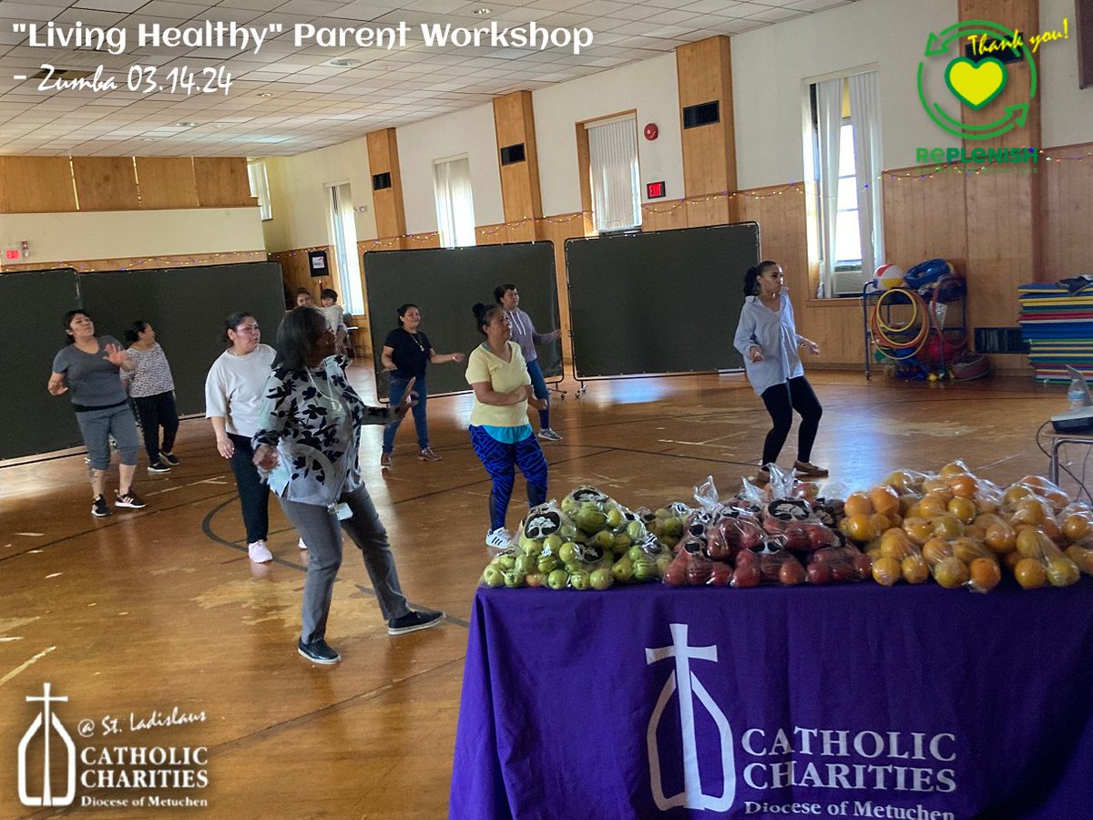 CCDOM1's tweet photo. Parents of the children at the YES Early Learning Center at St. Ladislaus were invited to participate in an event called, "Living Healthy."
The importance of eating well was discussed, followed by some Zumba! Thank you @we_replenish for the apples and oranges!
#ccdom https://t.co/jA3QwOKgIt