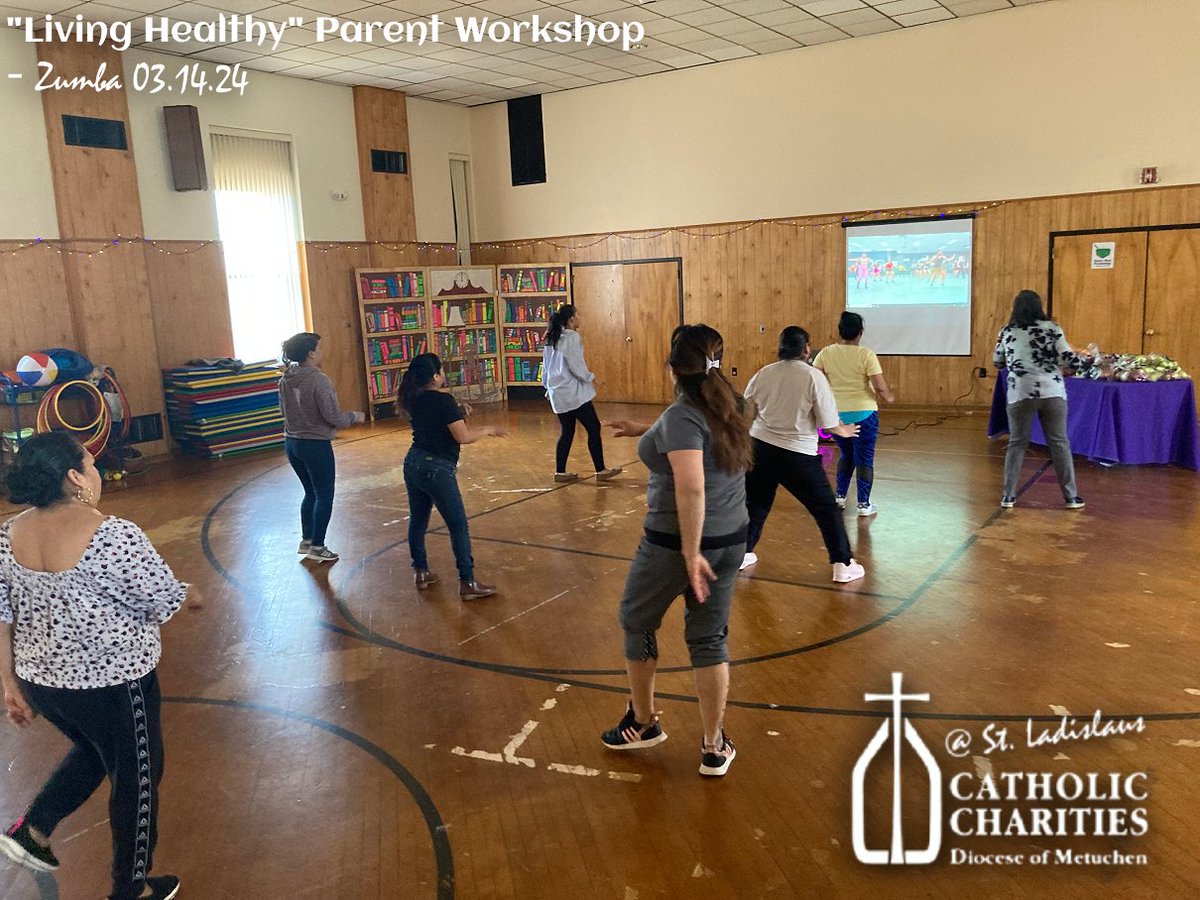 CCDOM1's tweet photo. Parents of the children at the YES Early Learning Center at St. Ladislaus were invited to participate in an event called, "Living Healthy."
The importance of eating well was discussed, followed by some Zumba! Thank you @we_replenish for the apples and oranges!
#ccdom https://t.co/jA3QwOKgIt