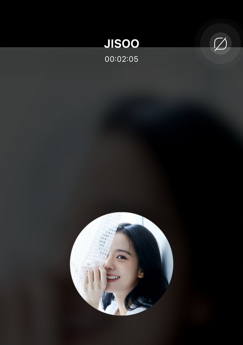 Jisoo is currently live on bbl🫧