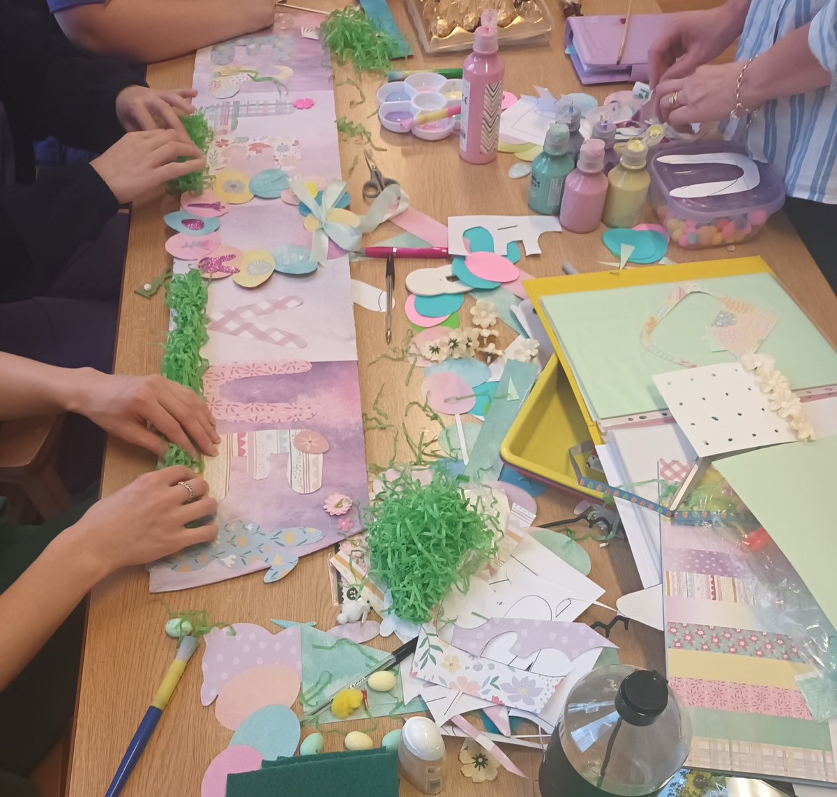 M33CMK's tweet photo. Egg-cellent BelleVue ladies busy this afternoon working on their egg branch ๐๐๐๐ it will be joining the others at TySiriol & all together Weds 12 noon to 2pm to view #PopUpPopIn wellbeing eggstravaganza https://t.co/RfIdVojcGb