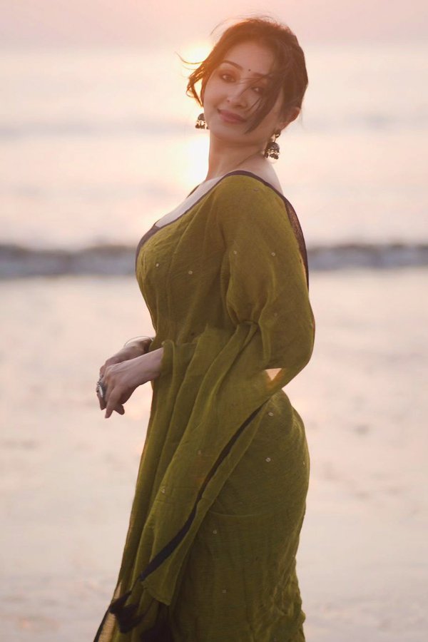 GI-B6fHagAQLMwF?format=jpg&name=900x900