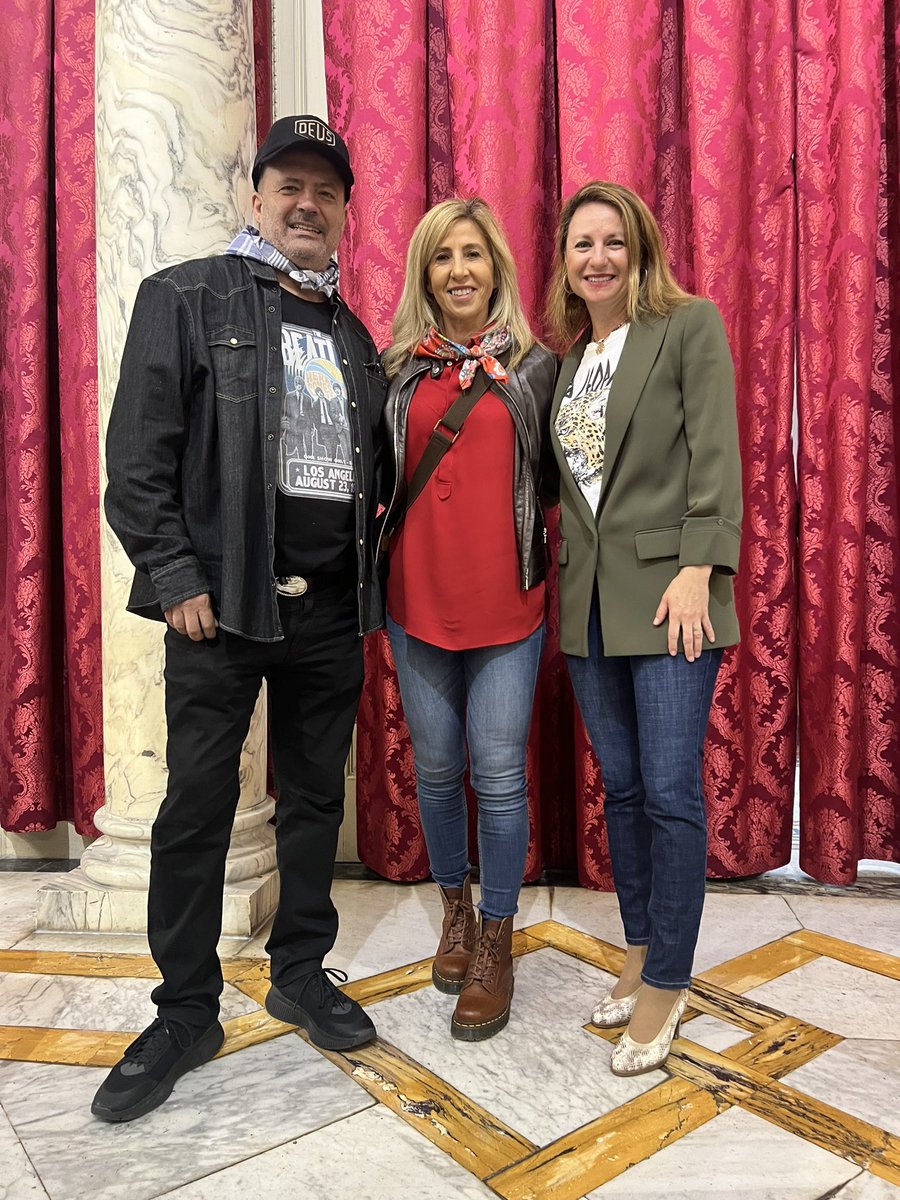 Grandes amigos nos han visitado hoy en 💥@AjuntamentVLC: la alcaldesa de Castellón @begonacarrasco y el estupendo artista y líder de @SSocialOficial @josemcasan 🎸🎶