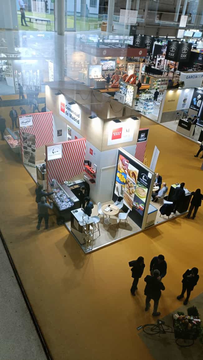 aseacam's tweet photo. Primer día en @Fira_Barcelona , exponiendo en @AlimentariaBCN 🔛 con el apoyo de la @ComunidadMadrid , empresas en stand institucional @CHOCO_MAYKHEL @Grupo_ALBE @Casasantona @croquetas_ricas #Leggie https://t.co/XSjgzhha4V