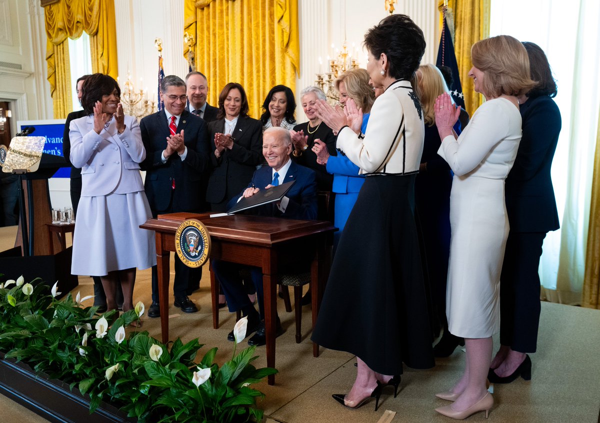 .@POTUS, after signing comprehensive set of executive actions to advance women’s health research and innovation, during a Women’s History Month reception in the East Room of the White House. #WomensHistoryMonth