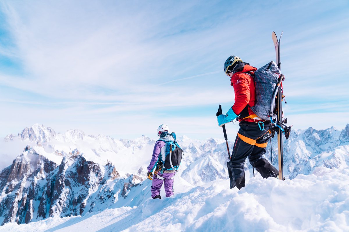 Le temps d'une ascension direction l’Aiguille du Midi, Jérémie a suivi Charles Dubouloz, guide de haute montagne et parrain de Charal 2. Plus qu'un défi sportif, cette journée a été un beau moment d'échange et de dépassement de soi! Merci à Charles 🏔🎿 📸 Antoine Mesnage