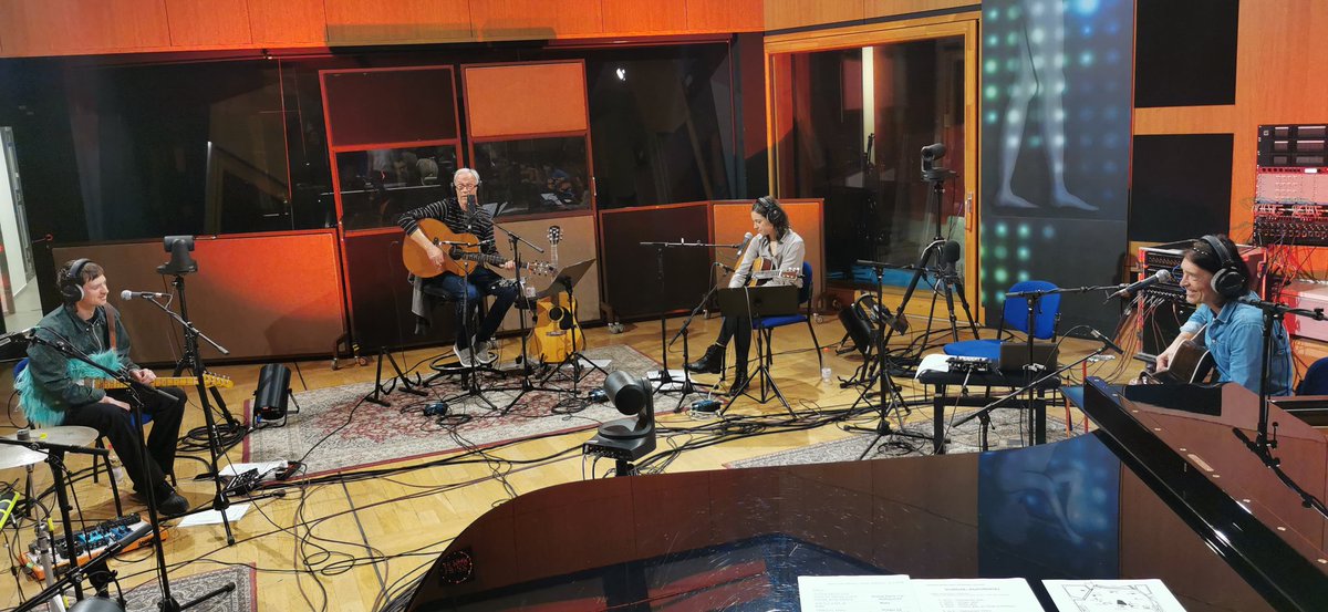 Čez uro in pol smo v živo. Izštekani <a href="/Val202/">Val 202</a>. Aleksander Mežek z gosti. Kdo so že? Štras, Maša Bogataj in Andrej Guček. In skoraj 60 let muzike.