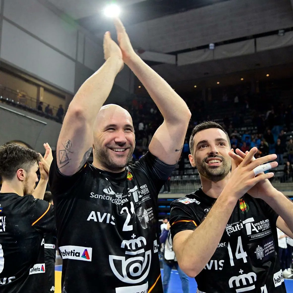 Objetivo conseguido!!!!
Qué bonito lo que hemos vivido estos días!😊
Paris here we go!!!!💫🤙🏻

Quin plaer tornar a jugar a Granollers i veure l'Olímpic així!!!💙🤍

📷@fotomatonjlrecio <a href="/kolektiffimages/">kolektiffimages</a> 
@rfebalonmano