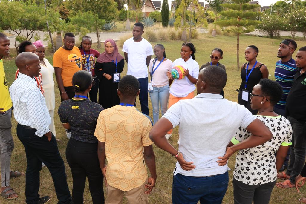 kevolwe_godfrey's tweet photo. Today's focus was on community leadership dynamics and personal growth. @Afidep and @USAIDGH are empowering leaders through the #BuildPHEDProject, integrating leadership with natural dynamics for sustainable impact. #PHED @ASBELKEMBOI7 @PACJA1
@ActionAid_Kenya @SirAlexKimutai https://t.co/YDgJt4T4n8