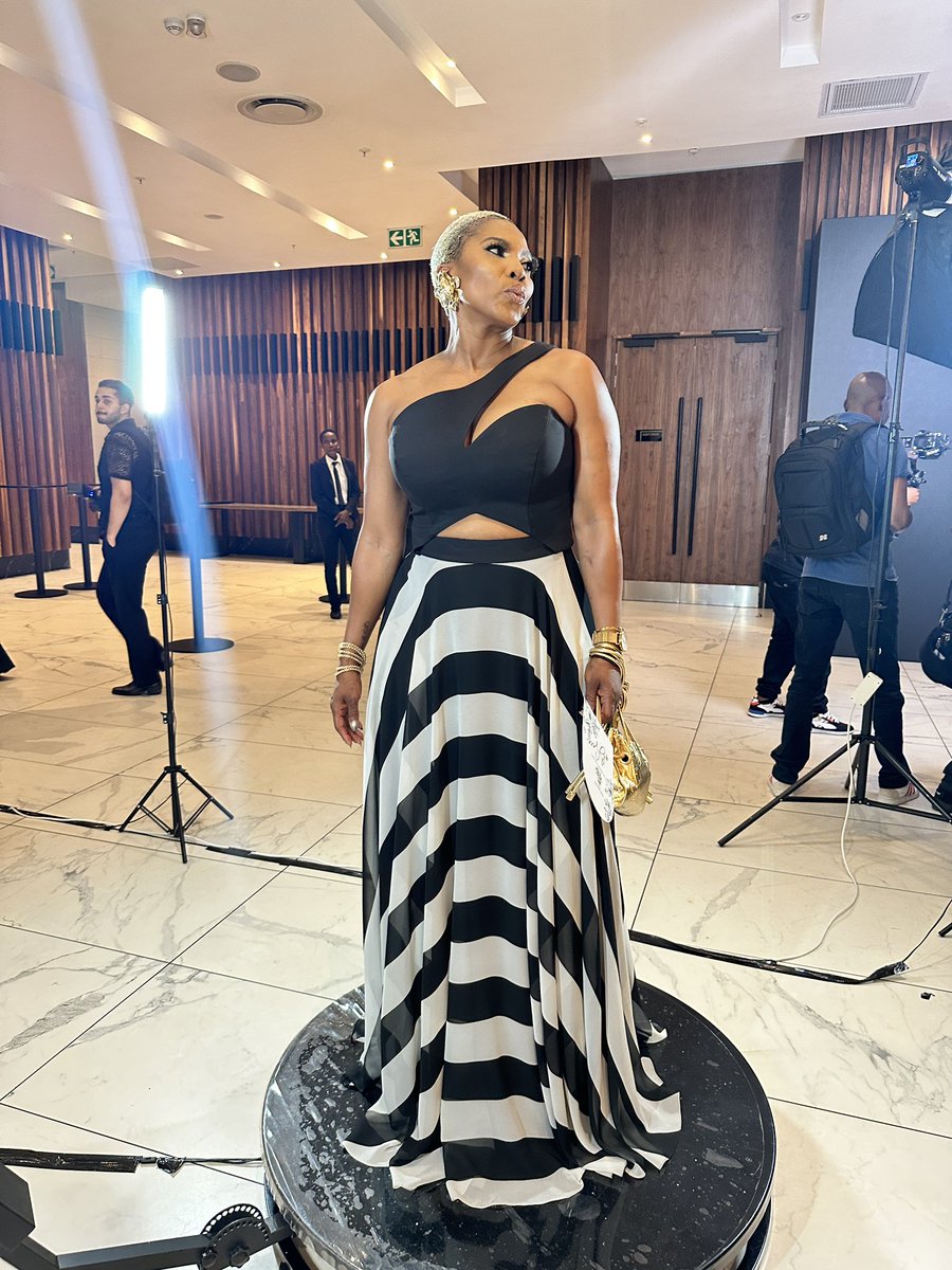 PennyLebyane's tweet photo. Gold Hair! Gold Earrings! Gold Shoes! Gold HandBag! Gold glistened skin❤️🔥That's a touch of Gold for me for #SAstyleawards @Bonang @zebrasquare001 congratulations to all the honorees for this year❤️🔥🇿🇦 #ShadesOfGold https://t.co/bGuQ1mK0Tj