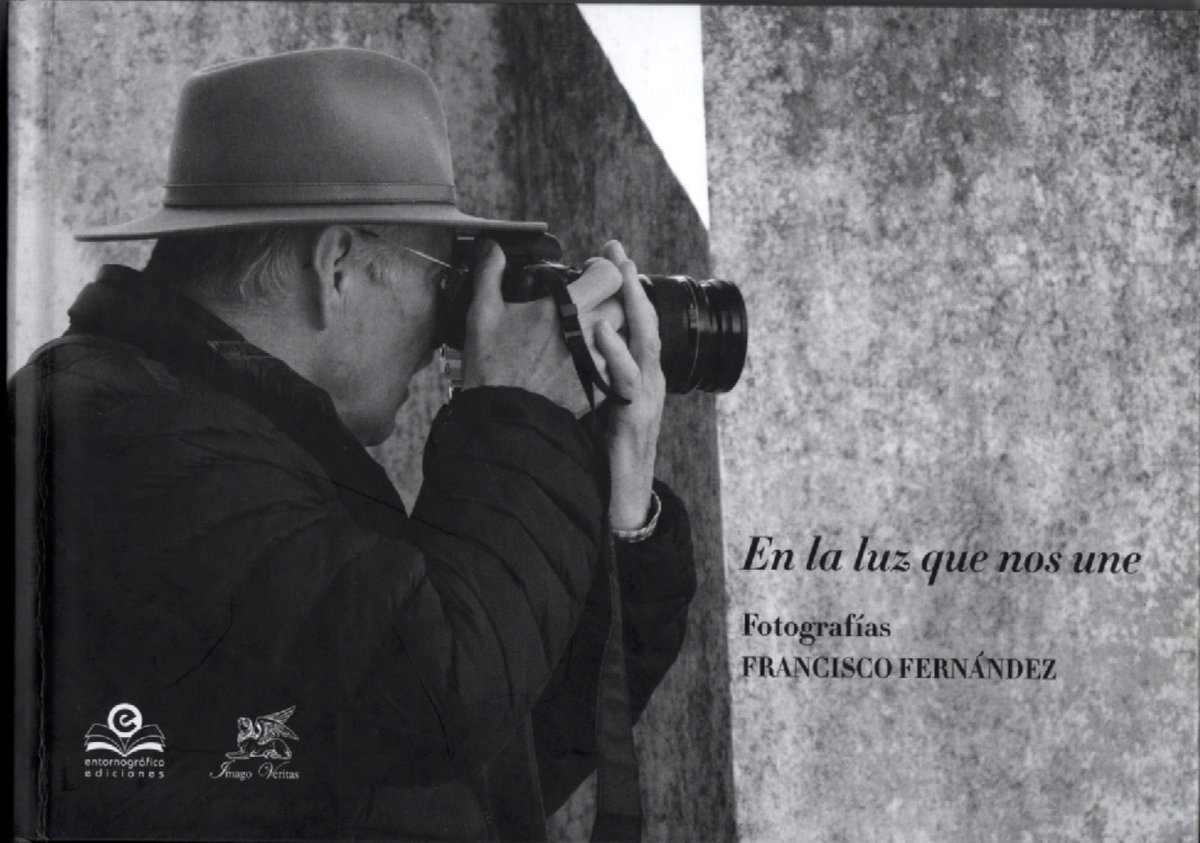 Novedad editorial de Entorno Gráfico Ediciones: En la luz que nos une, de Francisco Fernández. Extraordinario libro de retratos, editado póstumamente, de Francisco Fernández para la preciosa  colección Imago Veritas. 
editorialentornografico.es/tienda/en-la-l…