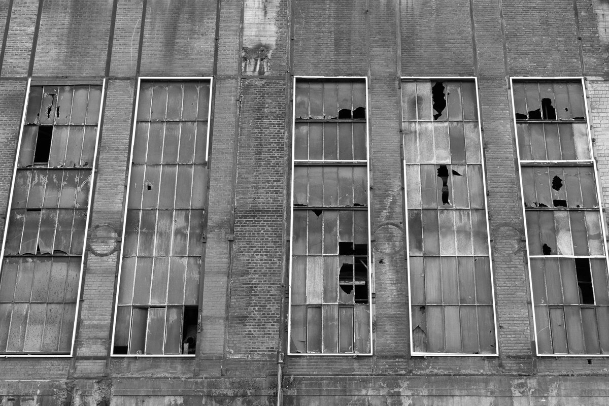 maxeconrad's tweet image. Broken windows || Zerbrochene Fenster #luxembourg #urbanphotography #travelphotography #abstract #blackandwhitephoto