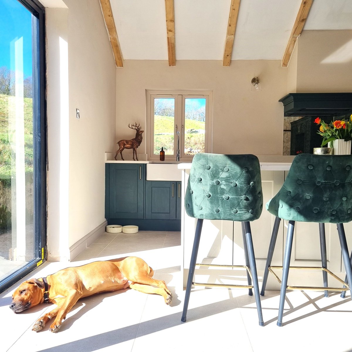 Embrace classic charm and incredible value in your kitchen space. Hatfield's five-piece shaker door boasts a traditional grained-painted look with a versatile colour palette. Mix and match for a truly unique, timeless kitchen. ⁠
⁠