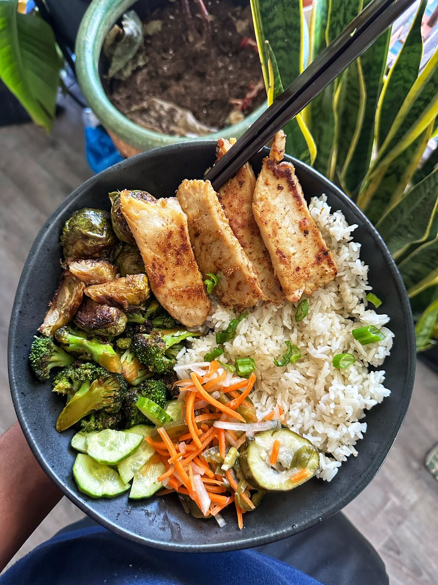 made a  “chicken” bánh mi bowl for lunch today. vegan ofc 🌱