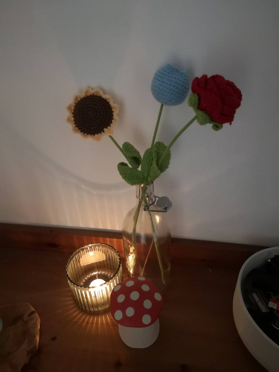 Comment rendre PLUS CUTE mon entrée? J'aime la couleur, les vibes un peu retro/pop mais mon entrée est fort sombre :( En plus les petites fleurs en tricot sont trop mignonnes mais ça ne les met pas en valeur je trouve !

Un miroir/cadre? Changer de meuble ?  J'ai pas la VISION 😭