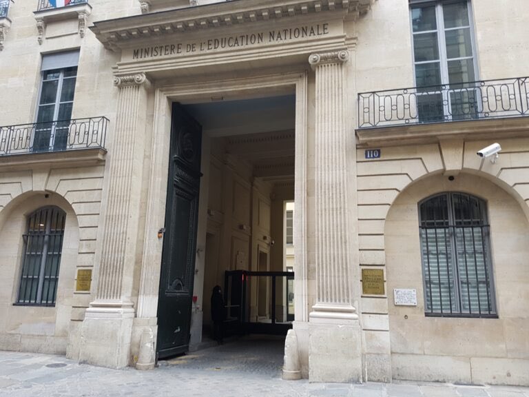 Face au non-sens pédagogique des groupes de niveau, Nicole Belloubet, qui n’avait pas hésité à démissionner de son poste de rectrice, a l’occasion de sortir de la situation avec un peu de dignité… cafepedagogique.net/2024/03/18/ref…