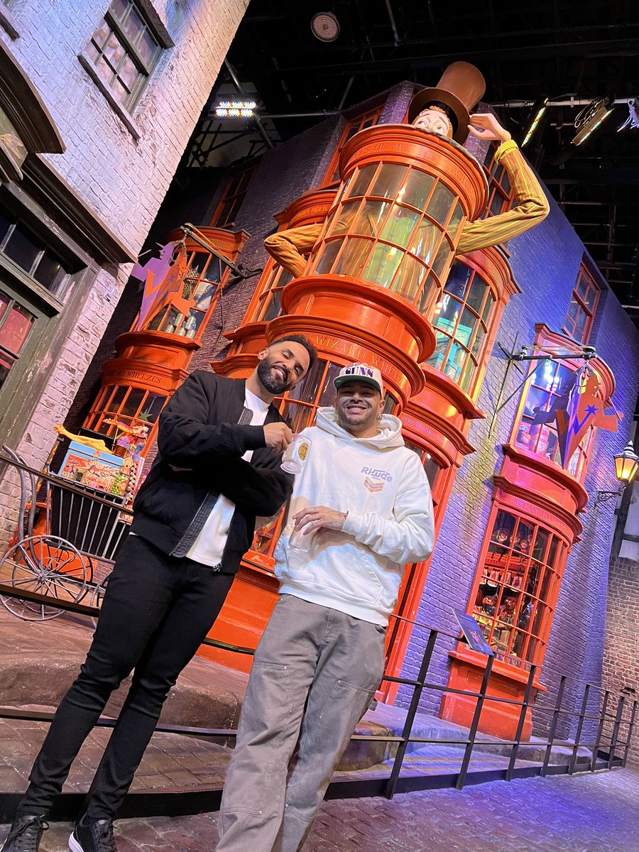 Just having a quick butter beer 🍻 down Diagon Alley with the Birthday Boy @WesNelsonMusic 🎂💫✨