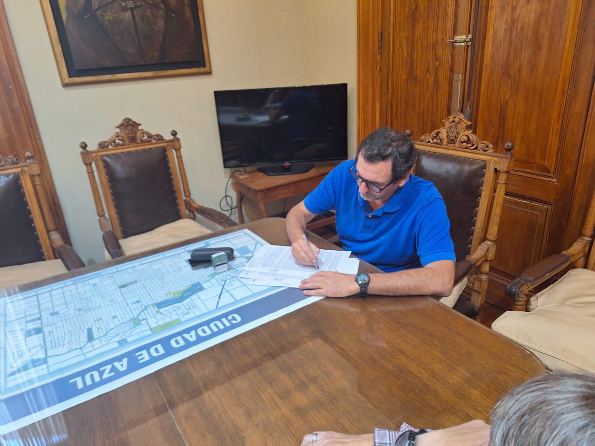 udocbacentral's tweet photo. Hoy, nuestro Secretario General @AlejandrooSalce, y el Intendente de @MunicipioAzul, @NelsonSombraOK firmaron un Convenio de Colaboración para impulsar actividades conjuntas. https://t.co/t2iAYK4jAq