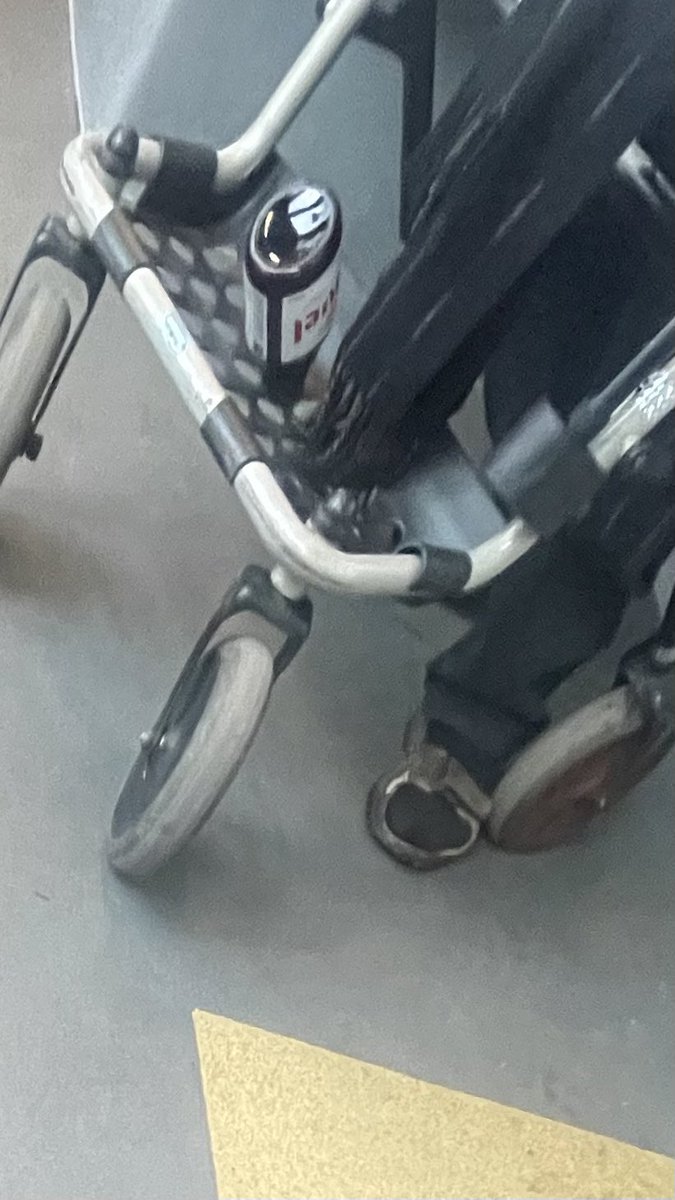 Ik blijf er van overtuigd dat dit tafereel ENKEL en alleen op de bussen in West-Vlaanderen kan 🤣🤣🤣🤣#delijn