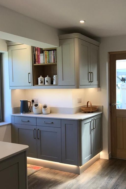 Compact kitchens can still pack a punch; this charming Shaker kitchen highlights the best way to make use of a smaller space, and we love it just as much!⁠ .⁠ 📸Hardwick Highland Stone and Farringdon Grey⁠ ✏@sandrarobinsongsy⁠