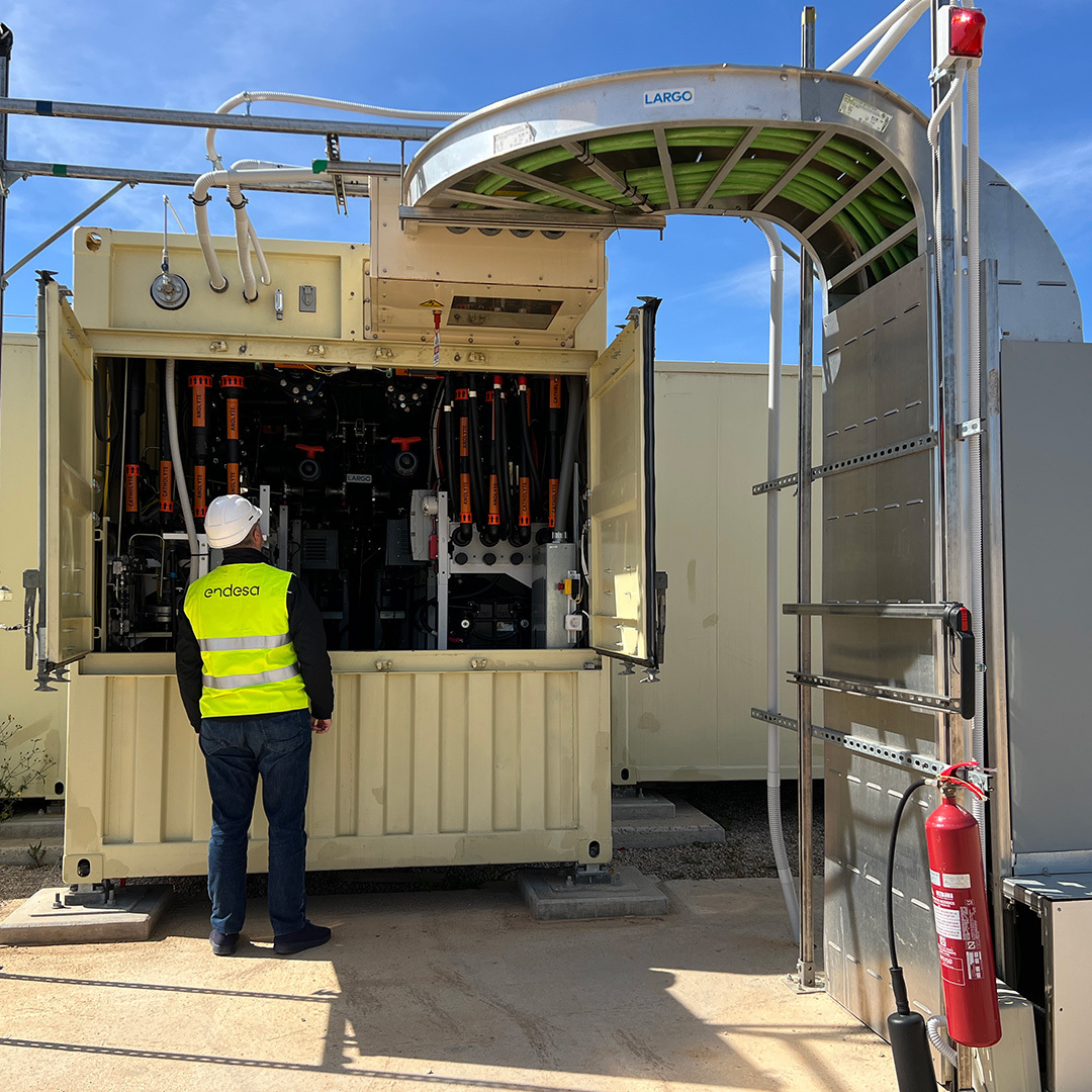 🌿🔋 Europe's largest hybrid flow battery is now operative in Mallorca, Spain! Using cutting-edge vanadium redox tech, the Son Orlandis plant paves the way for a sustainable, fossil-free future. 💡🌍 #EnergyInnovation #RenewableEnergy @Endesa