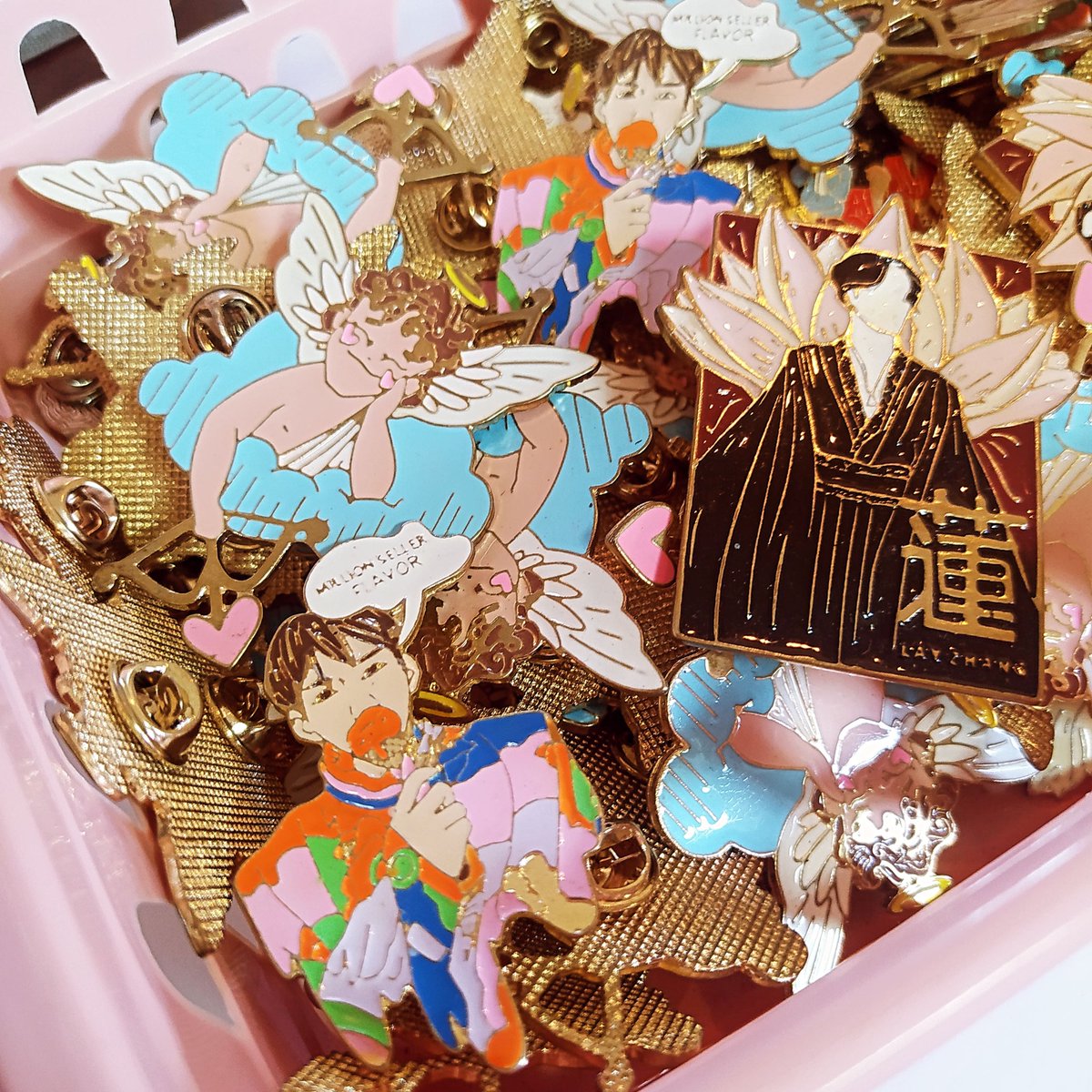 Paintastore's tweet photo. Pergunta da ADM: vocês teriam interesse em uma nova remessa de pacotinhos (im)perfeitos, agora com pins grade B e pequenas avarias para doação? 

Temos bastante, a Alexia quer torná-los úteis de alguma forma 😊. https://t.co/8w0F0Xfrmv
