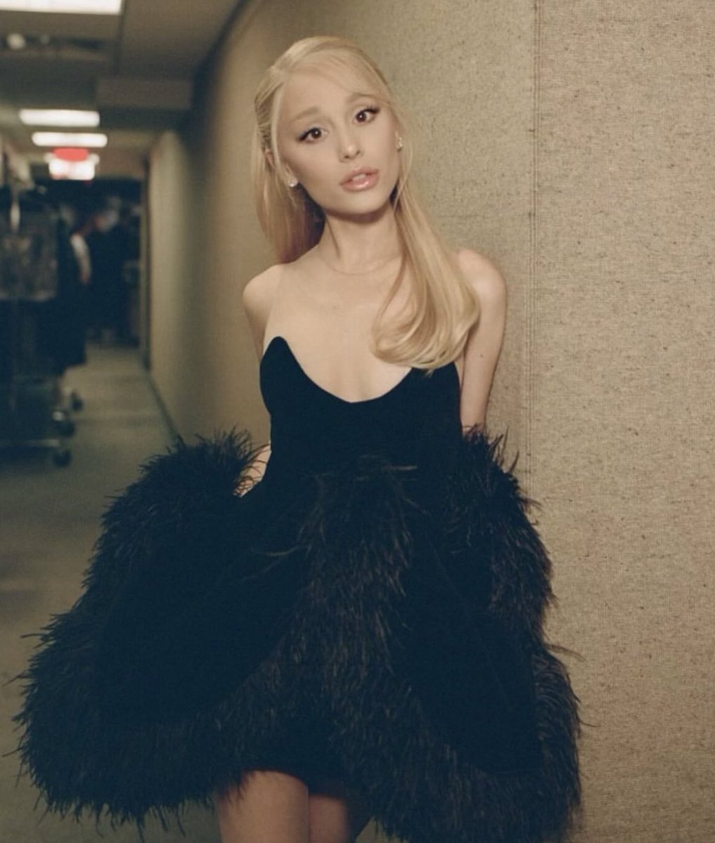 AGrande_ARG's tweet image. Ariana Grande se convierte en la mujer con más debuts en el puesto #1 EN LA HISTORIA del Billboard Hot 100