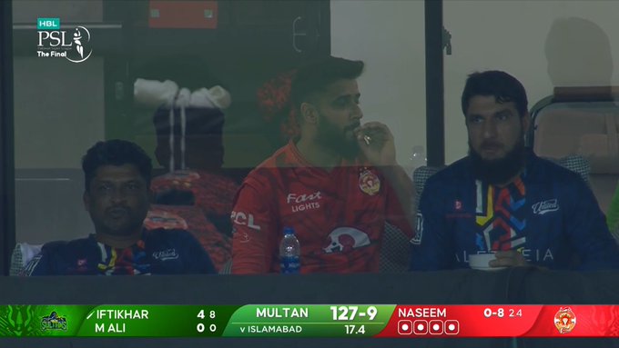 Cheeku218's tweet image. Kya league h PSL

Imad Wasim is smoking in dressing room in PSL Final after completing his spell 🤣