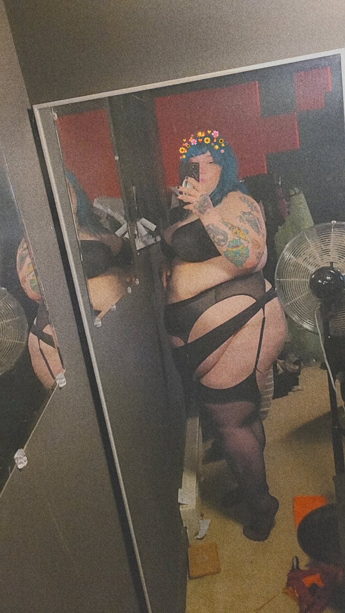 PtchwkPrincess's tweet photo. ✨Guess I should make a pinned✨😂

I’m PatchworkPrincess! 🖤
✨ 32
🖤 She/her
✨ Pansexual 💟
🖤 Bratty sub 
✨ Very kinky &amp; open to suggestion 😌
🖤 Content creator - on OF or DM for menu
✨ All tips &amp; presents are rewarded 🥵
🖤 Not looking for partners ✖️
✨ STRICTLY 18+ here https://t.co/denO3DmCnU
