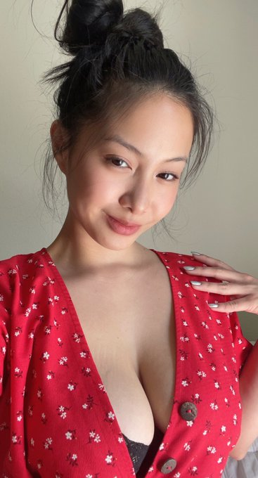 spring time = messy buns &amp; cute dresses time ☺️ https://t.co/zlC5GhZaHy<a href="/tag/ad"class="tags"><span>#ad</span></a>