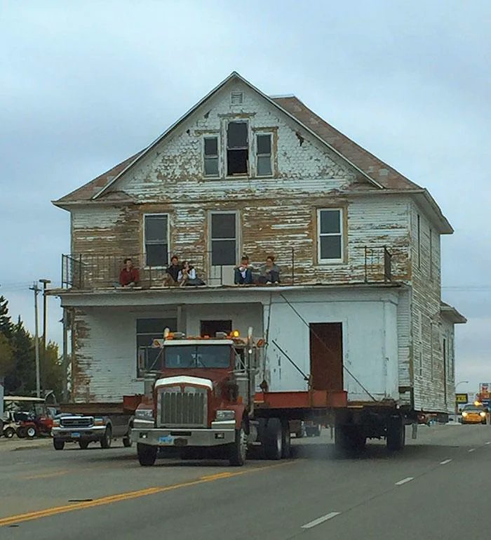 Rainmaker1973's tweet photo. Whole house is being moved with people still in it. https://t.co/MzuGLG1GOD