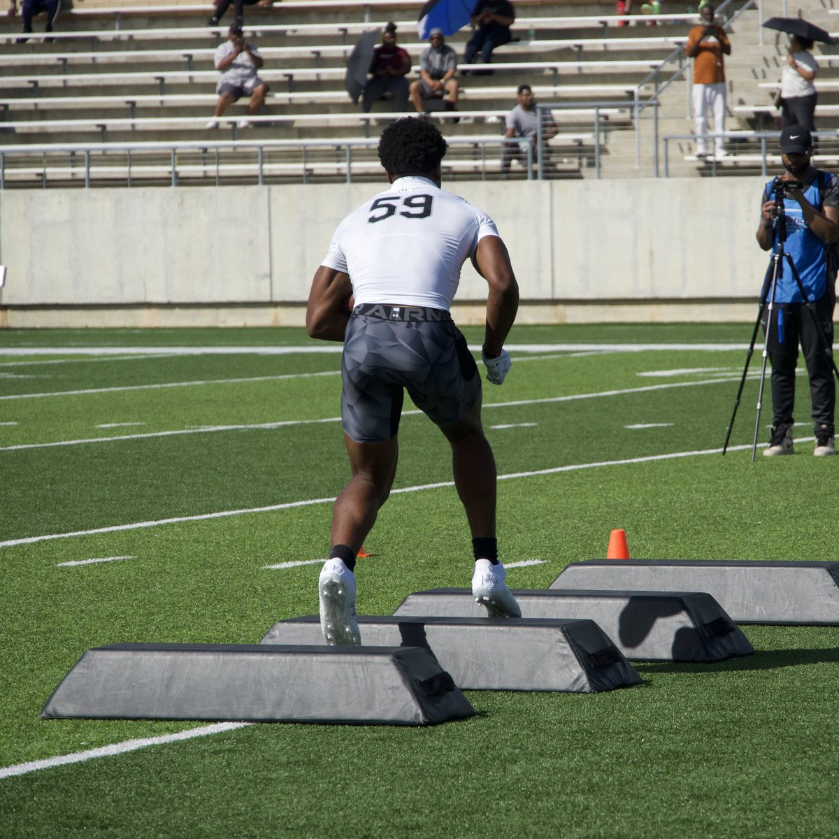 @Football_Steele 2026 RB @Jonathan6Hatton at @TheUCReport UA Houston. Definitely becoming accustomed to these settings put diversity of his abilities on display. @DEFCONTX7v7 @Rivals @adamgorney #satxhsfb