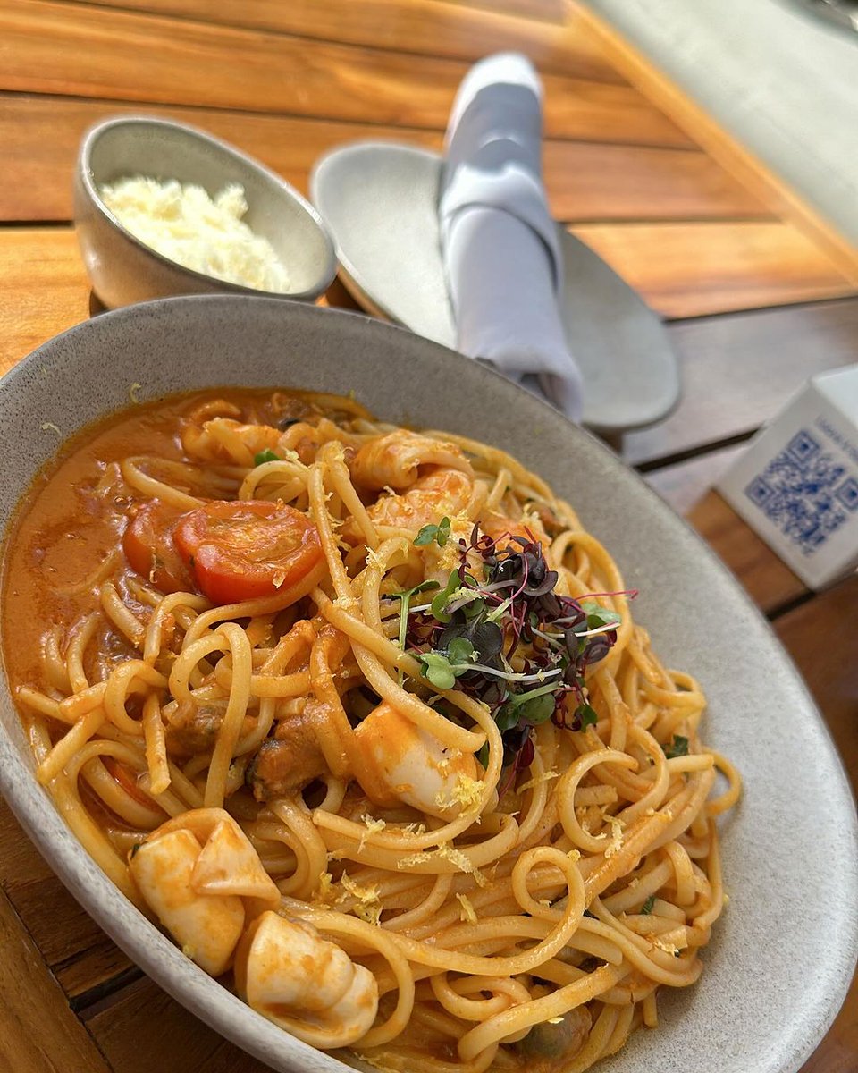 palmercurator's tweet image. Life throws challenges at her, but she wears her strength like armor and her heart like a shield. Here&apos;s to the women who rise above.